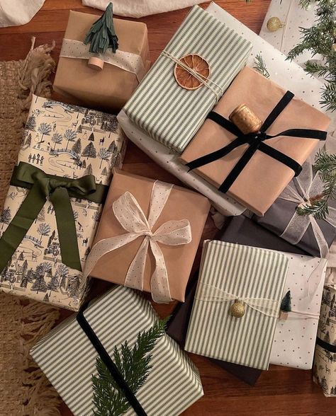 Pretty Wrapping Paper, Pretty Wrapping Ideas, Thrifted Christmas Gifts, Aesthetic Wrapping, Gift Wrapping Ideas Christmas, Cute Gift Wrapping Ideas, Christmas Present Wrap, Wrapped Presents, Vintage Christmas Wrapping Paper