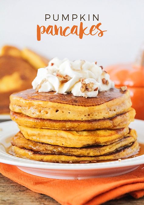 Pumpkin Pancakes - These pumpkin pancakes so light and fluffy, with the perfect pumpkin spice flavor. A delicious fall breakfast everyone will love! Pumpkin Pancakes Easy, Pumpkin Pancake Recipe, Pumpkin Spice Recipe, Streusel Muffins, Halloween Fest, Pancake Recipe Easy, Pumpkin Pancakes, Fall Breakfast, Pancakes Easy