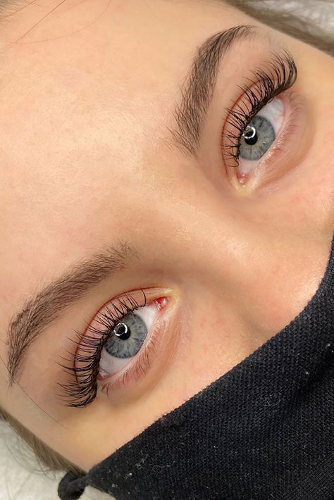 Beautiful mascara like natural classic lashes Natural Looking Eyelash Extensions, Classic Eyelash Extensions, Eyelash Extensions Classic, Natural Fake Eyelashes, Lash Extentions, Classic Lashes, Lashes Fake Eyelashes, Eyelash Extensions Styles, Lash Extensions Styles