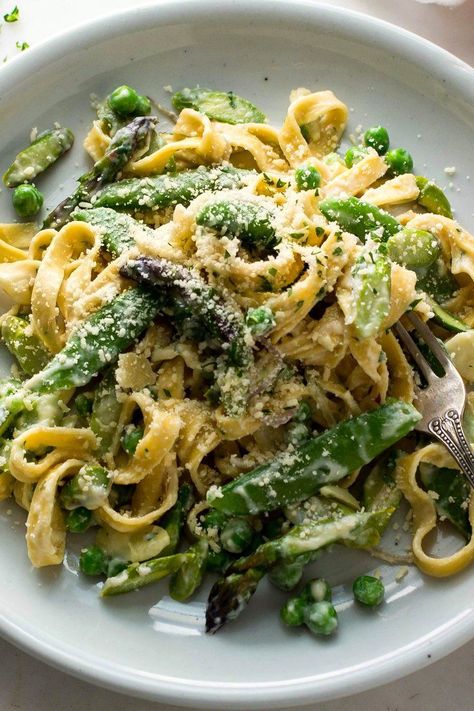 NYT Cooking: This simple pasta primavera uses a combination of the earliest vegetables available in spring — asparagus, peas and spring onions — making it a true celebration of the season. The sauce works best with springy egg pasta, preferably homemade or a good purchased brand. Make sure not to overcook it; you need the chewy bite to stand up to the gently cooked vegetables. If you can’t find good fresh E... Easy Pasta Primavera, Spring Pasta Recipes, Spring Pasta, Peas Recipe, Simple Pasta, Pasta Fatta In Casa, Pasta Primavera, Pea Recipes, Vegetable Pasta