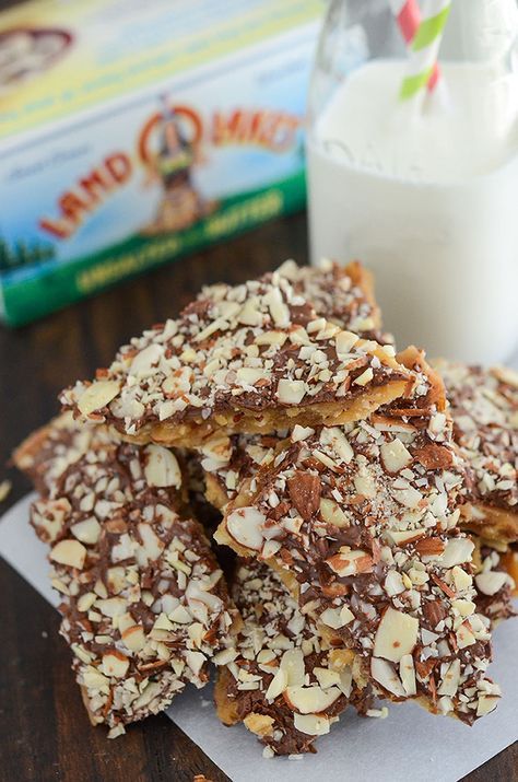 Homemade Almond Roca Recipe, Homemade Toffee Recipe, Almonds Chocolate, The Novice Chef, Novice Chef, Almond Roca, Homemade Toffee, Almond Toffee, Toffee Recipe