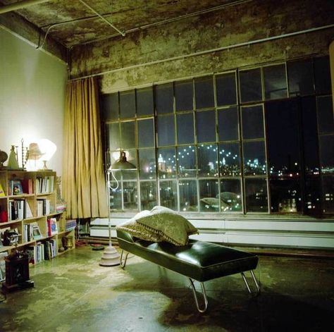 ivonne casas' loft in brooklyn, photo by laura ocelli (locellinystories.blogspot.com), via apartmenttherapy.com New Yorker Loft, Warehouse Apartment, Warehouse Loft, Warehouse Living, Casa Container, Loft Living, Style Loft, Industrial Loft, Loft Apartment