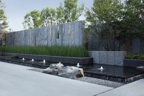 Polaris Palace by GM landscape design – mooool Pagar Modern, Waterscape Design, Modern Water Feature, Water Feature Wall, Residential Landscaping, Pool Water Features, Entrance Gates Design, Fountain Design, Water Fountains Outdoor