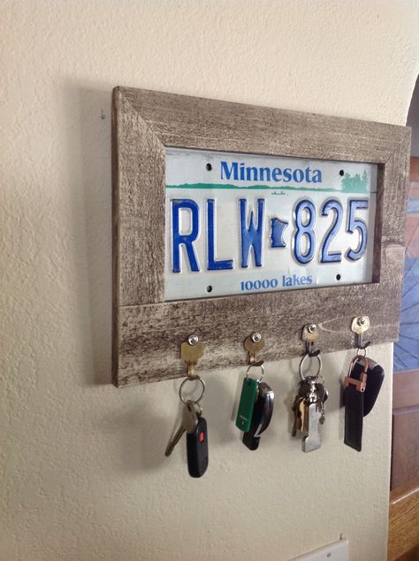 License Plates Diy, Casa Rock, Diy Key Holder, License Plate Decor, License Plate Crafts, Old License Plates, License Plate Art, Diy Key, Key Ring Holder