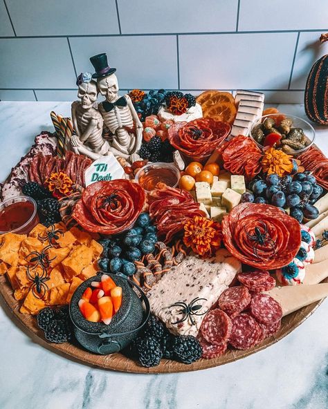 Halloween Charcuterie Boards, Halloween Mad, Halloween Platter, Charcuterie Party, Halloween Charcuterie, Charcuterie Ideas, Fun Costumes, Food Boards, Beef Sliders