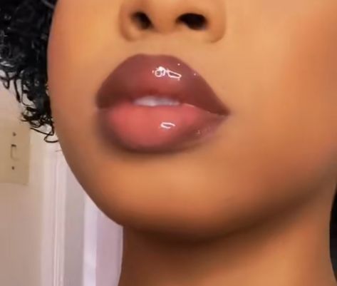 Lips No Cupid, Big Round Lips Aesthetic, Lip Claims For Dr Black, Big Top Lip And Small Bottom Lip, Round Lips Shape, Round Cupids Bow Lips Aesthetic, Big Pouty Lips, Pillow Lips Makeup Aesthetic, Cute Lip Looks