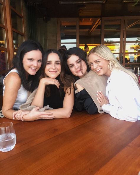 Who is Ashley cook, Courtney lopez, Raquelle Stevens, Theresa, Caroline and Connor Franklin? Selena Gomez's squad! Happy Birthday Courtney, Selena Gomez Friends, Courtney Lopez, Selena Gomez 2019, Selena Gomez With Fans, Huge Eyes, Selena Gomez Cute, Selena Gomez Style, Marie Gomez