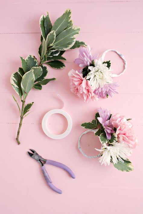 Flower Napkin Ring DIY - A Beautiful Mess Napkin Ring Diy, Diy Napkin Rings, Cincin Diy, Floral Napkin Rings, Napkin Rings Diy, Napkin Rings Wedding, Last Minute Birthday Gifts, Diy Napkins, Wedding Napkin