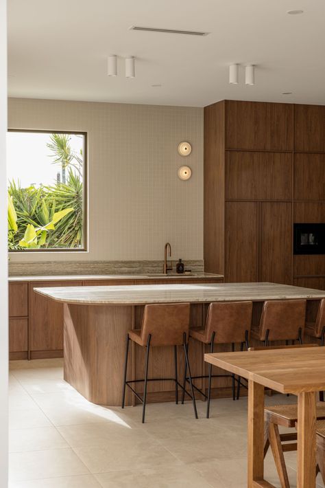 Mid Century Modern Home Palm Springs Kitchen, Walnut Kitchen Island, Mid Century Modern Kitchen Design, Timeless Interior Design, 70s House, Walnut Kitchen, Mid Century Modern Kitchen, Mid Century Modern Interiors, Mid Century Kitchen