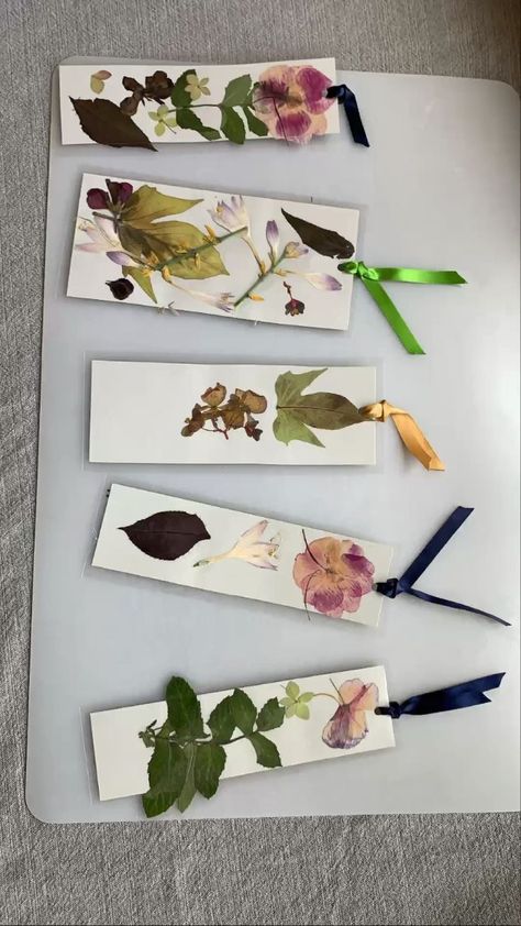 Flower Crafts Diy, Pressed Flower Bookmarks, Womens Day Gift Ideas, Flower Bookmarks, Craft Easter, Easter Crafts For Adults, St Patricks Day Crafts For Kids, Penanda Buku, Kids Homemade