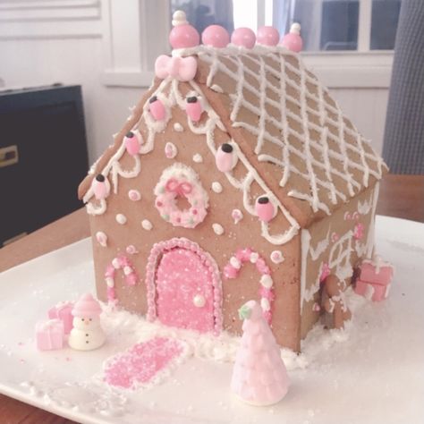 Cute Pink Gingerbread House, Natal, Pink Christmas Gingerbread House, Girly Gingerbread House Ideas, Pink Gingerbread House Aesthetic, Simple Cute Gingerbread House, Gingerbread House Pink And White, Pink And White Gingerbread House, Pink And Red Gingerbread House