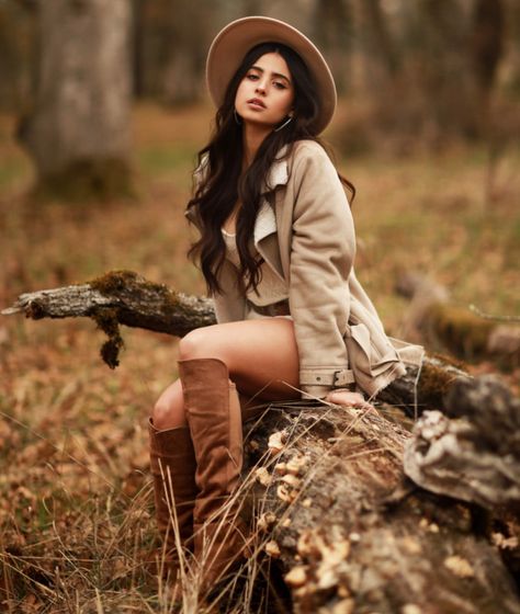 Female Fall Photoshoot Ideas, Woodsy Photoshoot Ideas, Girl Outdoor Shoot, In The Woods Photoshoot, Outdoor Portrait Photography Poses, Barn Photoshoot Ideas, Trending Photoshoot Ideas, Female Portrait Poses, Outdoor Portrait Photography