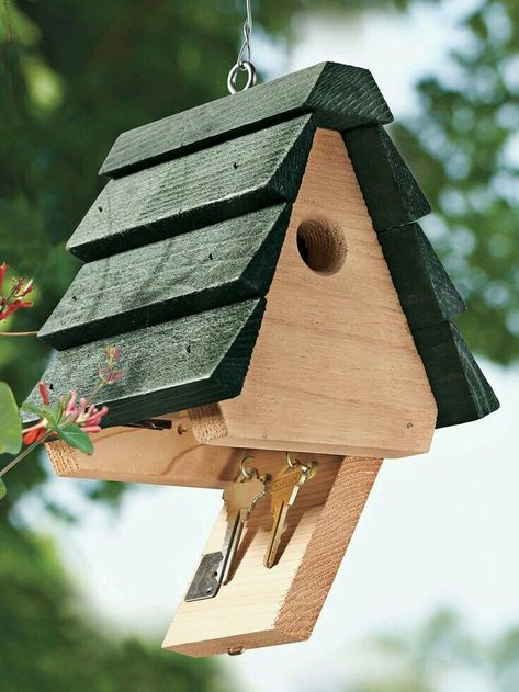 Dold Dörr, Key House, Secret Hiding Places, Bird Houses Diy, Cottage Gardens, House Keys, Diy Holz, Hiding Places, Woodworking Furniture