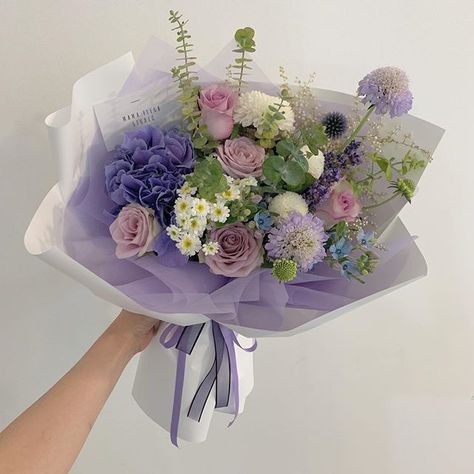 Ramos de flores hermosos que toda chica quisiera recibir Purple Flower Bouquet, Prettiest Bouquet, Lavender Aesthetic, Purple Bouquet, Boquette Flowers, A Bouquet Of Flowers, Flowers Bouquet Gift, Beautiful Bouquet Of Flowers, Luxury Flowers