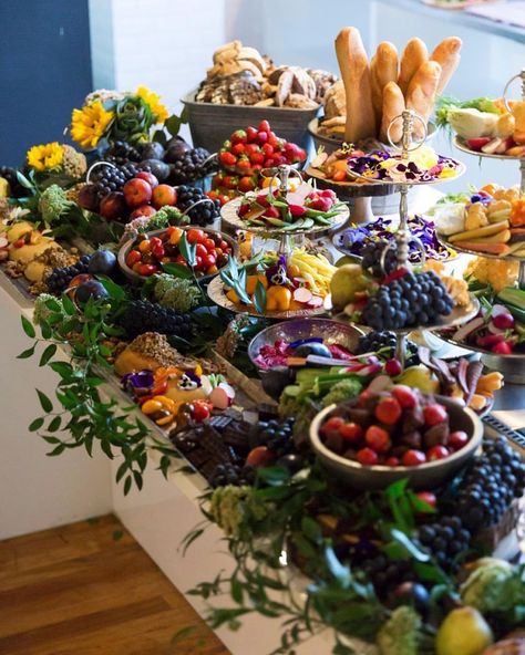 Grazing Table With Levels, Layered Grazing Table, Snack Boards, Food Tables, Display Tables, Entertaining Food, English Tea Party, Food Boards, Sugar Cookie Icing