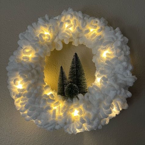 Faux Fur Wreath Christmas, White Christmas Wreaths, Chunky Yarn Wreath, White Winter Wreath, Fairy Wreath, Tree Tutorial, White Christmas Wreath, All Season Wreath, Winter Wreaths