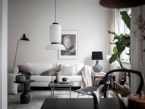 Small studio home with a smart layout Scandinavian Living Room Small Apartment, Den Furniture Layout, Scandinavian Livingroom, Living Room Small Apartment, Grey Minimalist, Scandinavian Design Living Room, Scandinavian Living Room, Coco Lapine Design, Minimal Interior Design