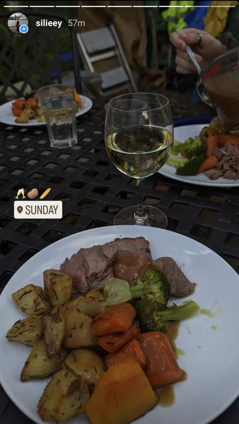 White plate with green veggies, roast potato and roast beef, warm yellow champagne in a glass with a black table and a fire in the background Dark Academia Lunch, Lunch Aesthetic, Aesthetic Wine, Winter Lunch, Roast Meat, Roasted Meat, Winter Aesthetic, Life Goals, Aesthetic Food