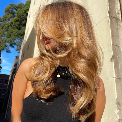 Healthy hair colour will reflect light, illuminating it from within ✨✨ We’re passionate about creating healthy colour 💛 and low commitment … | Instagram Butterfly Haircut Bangs, Haircut Bangs, Caramel Blonde Hair, Warm Blonde Hair, Butterfly Haircut, Honey Brown Hair, Bangs Wig, Layered Cut, Caramel Hair