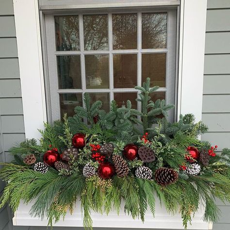 Winter Window Box Ideas, Window Box Ideas, Christmas Window Boxes, Winter Window Boxes, Dekoratívne Vence, Christmas Urns, Outdoor Christmas Planters, Winter Planter, Window Box Flowers