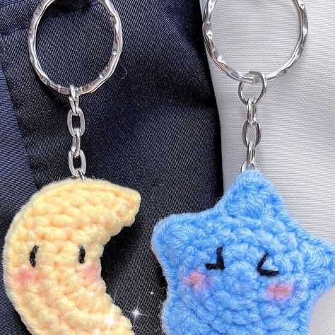 Crochet Keychain Moon, Crochet Sun Keychain, Star And Moon Crochet, Crochet Patterns Keychain, Couples Crochet, Moon Crochet Pattern, Crochet Star Keychain, Crochet Couple, Crochet A Star