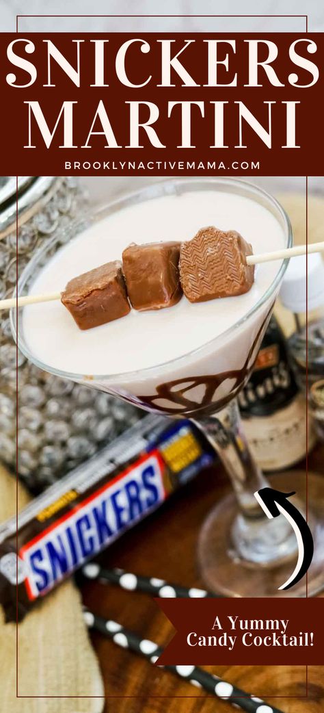 Indulge in your chocolate cravings with this Snickers Martini recipe. Imagine all the flavors of your favorite candy bars in a cocktail! Snicker Licker Martini, Snickers Cocktail, Snickers Martini Recipe, Chocolate Liquor Drinks, Snickers Martini, Candy Cocktail Recipes, Apple Snickers Salad, Fruity Rum Drinks, Chocolate Martini Recipe