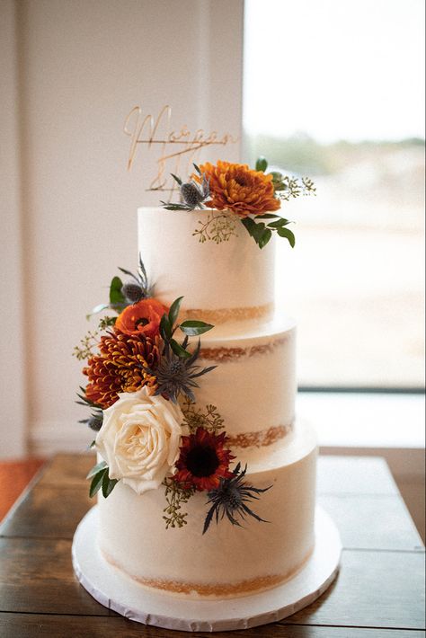 Rustic Cake Design Wedding, Orange Roses Wedding Decor, Fall Cake Designs Wedding Ideas, Sunflower And Terracotta Wedding, Wedding Cake Designs Flowers, Wedding Cake Ideas Autumn, Simple Wedding Cake Fall Flowers, Fall Wedding Cake With Flowers, Terra Cotta Fall Wedding