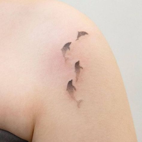 Animal Silhouette Tattoo, Tattoo On The Shoulder, Aquatic Tattoo, Animals Dolphins, Ocean Life Tattoos, Seal Tattoo, Watercolor Tattoo Ideas, Silhouette Tattoo, Shadow Tattoo