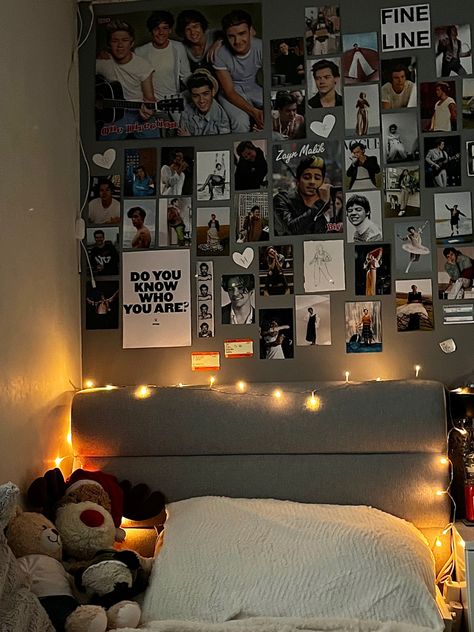 harry styles and one direction pictures on the wall, fluffy bedding and fairy lights Room Filled With Posters, One Direction Themed Room, One Direction Posters Aesthetic Room, One Direction Bedroom Ideas, Room Inspo Harry Styles, One Direction Room Aesthetic, Harry Styles Bedroom Ideas, Room Wall Ideas Aesthetic, One Direction Room Decor Ideas