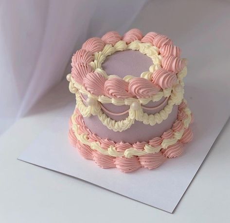 Bolo Vintage, Vintage Birthday Cakes, Pastel Cakes, Simple Cake Designs, Gateaux Cake, Pretty Dessert, Cute Baking, Fake Cake, Pretty Birthday Cakes