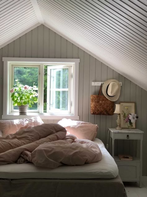 Swedish Summer House, Romantic Interior, Font Simple, Swedish Cottage, Tranquil Bedroom, Country House Interior, Casa Country, Tiny Cottage, Swedish House