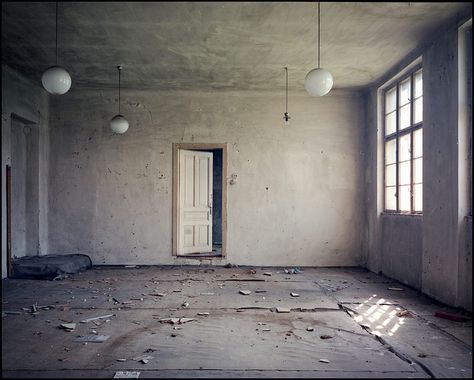 Abandoned Room, Creepy Photography, Black Photos, Gacha Backgrounds, Victorian Age, Diorama Ideas, Abandoned Castles, Scary Places, Abandoned Buildings