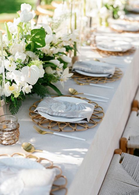 Green and white botanical wedding in Hawaii Wedding Table Styling, Beach Wedding White, Wedding In Hawaii, Wedding Tableware, Wedgewood Wedding, Wedding Table Linens, Wedding Sparrow, Wedding Plates, Styling Guide