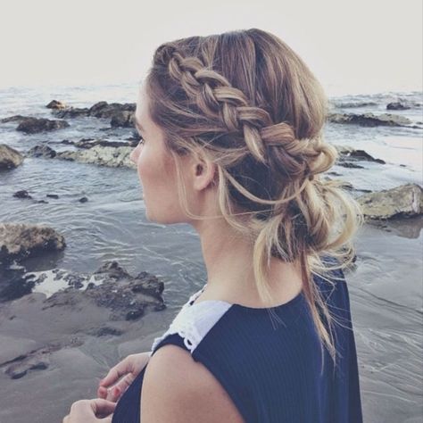 Here we have a great way to keep your hair out of the wind with a dutch braid on either side, pulled back with a messy bottom bun. Platted Hair, Easy Beach Hairstyles, Mermaid Waves, Tousled Hair, Longer Hair, Cool Braids, Straight Forward, Braided Bun, Casual Hairstyles