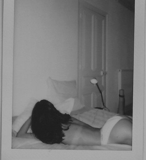 Poses In Bed Aesthetic, Bed Shoot Ideas Women, Bed Aesthetic Photoshoot, Aesthetic Pictures In Bed, Bedroom Photoshoot Ideas Lingerie, Cheeky Picture Ideas, Cute Bedroom Photoshoot Ideas, Budior Photoshoot Ideas Polaroid, Bed Pose Ideas