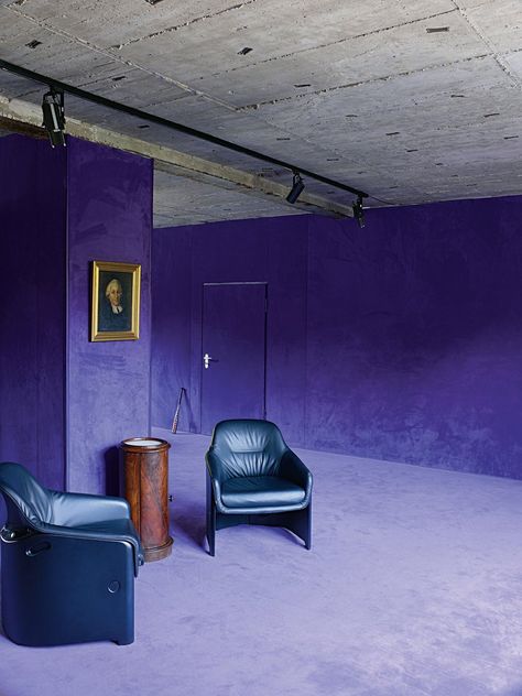 Maximum-Lifestyle -Trend-2018-19-Jörg-Koch-via-Eclectic-Trends Biedermeier Cabinet, Velvet Walls, Monochromatic Blue, Carpet Wall, Berlin Apartment, Architecture Restaurant, Purple Carpet, St Agnes, Purple Interior