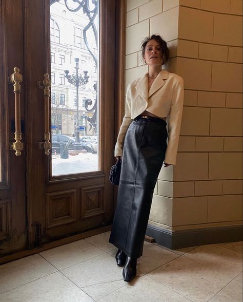 Long Black Leather Skirt Outfit, Maxi Skirt Blazer, Long Leather Skirt Outfit, Maxi Leather Skirt, Long Leather Skirt, Leather Skirt Outfit, Fall Fashion Skirts, Maxi Outfits, Winter Skirt Outfit