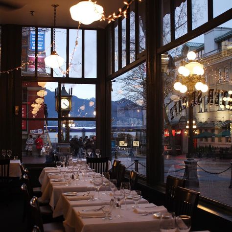 Intimate spaces, soft lighting, and seductive menus are just some of the things that these romantic Vancouver restaurants have in common. Romantic Restaurant Aesthetic, Vancouver Aesthetic, Vancouver Cafe, Winter Restaurant, Vancouver Life, Good Cocktails, Behind The Green Door, Hygge Winter, Vancouver Restaurants