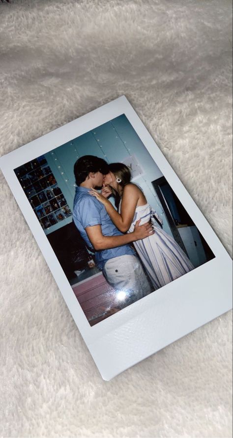 Cute Polaroid Pictures With Boyfriend, Polaroid Pictures Ideas Couples, Couples Polaroid Pictures, Couple Polaroid Pictures, Polaroid Couple, Polaroid Pictures Ideas, Couple Polaroid, Instax Photos, Polaroid Pictures