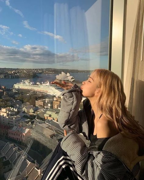 BLACKPINK's Rosé is such a visual and vocal queen! Here are 10 times Rosé stepped out into the warm sun, and impressed everyone with her visuals! Corps Idéal, Rosé Instagram, Park Rosé, 얼짱 소녀, Rose Park, Rose Icon, Rose Photos, Park Chaeyoung, Rosé Blackpink