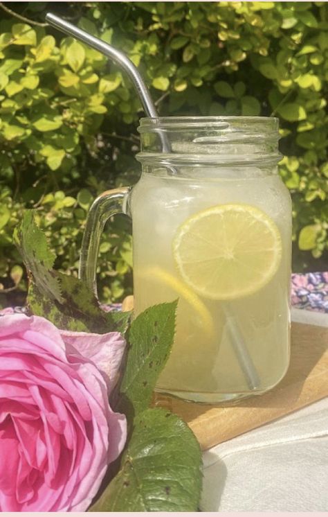 Pretty Lemonade, Fancy Lemonade, Ginger Lemonade Recipe, Spring Lemonade, Aesthetic Lemonade, Lemonade Aesthetic, Party Lemonade, Drinks Lemonade, Iced Lemonade