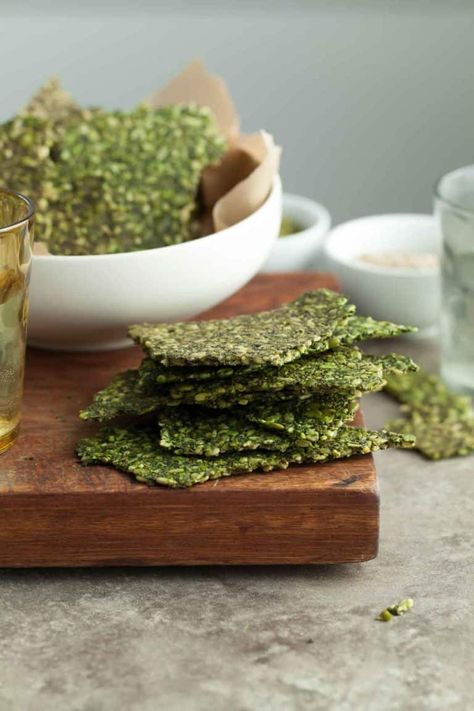 These gloriously green gluten-free, paleo and vegan pesto kale seed crackers are a cross between kale chips and seed crackers. Gluten Free Pesto, Dairy Free Pesto, Healthy Crackers, Seed Crackers, Kale Pesto, Homemade Crackers, Happy Mind, Vegan Pesto, Cracker Recipes