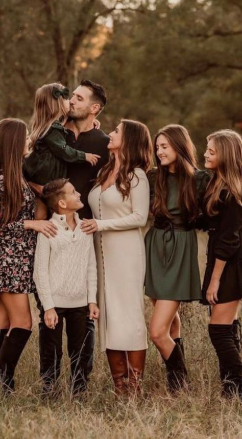 Larger Family Photo Ideas, Large Family Christmas Photos, Family Shoot Outfit Ideas, Large Family Photo Outfits, Large Family Photo Poses, Big Family Photoshoot, Big Family Photo Shoot Ideas, Large Family Photo Shoot Ideas, Large Family Photo