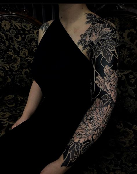 Finger Tattoo For Women, Blackout Tattoo, Inspiration Tattoo, Ornamental Tattoo, Floral Tattoo Sleeve, Tattoos Geometric, Japanese Sleeve Tattoos, Tattoo Ideas Female, Full Sleeve Tattoo