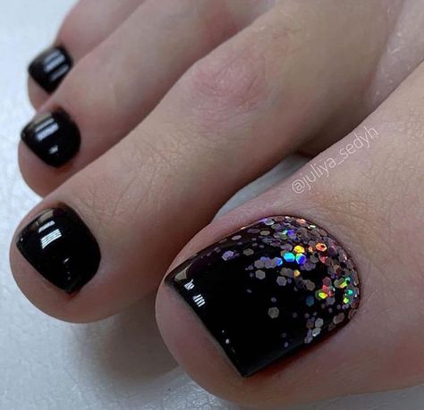 Black Toenails With Glitter, Cute Gel Toe Nail Ideas, Goth Pedicure Ideas, Vegas Pedicure Ideas, Black And White Pedicure Toenails, Black Pedicure Designs, Black And White Toe Nails, Pedicure Ideas Black, Black Toenail Designs