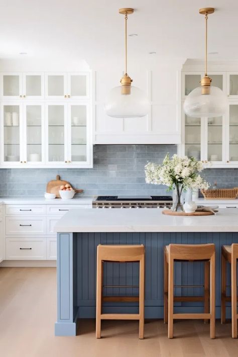 Coastal Kitchen Backsplash, Kitchens With White Cabinets, Modern Coastal Kitchen, Backsplash With White Cabinets, Hamptons Kitchen, Coastal Kitchen Design, Beach House Kitchens, Coastal Kitchen, Backsplash Ideas