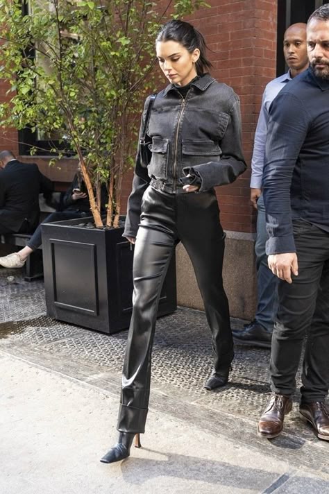 Kendall Black Outfit, How To Have Style, Kendall Jenner Street Style, Models Off Duty Style, Kendall Style, Aviator Jacket, Kendall Jenner Outfits, Jenner Outfits, Jenner Style