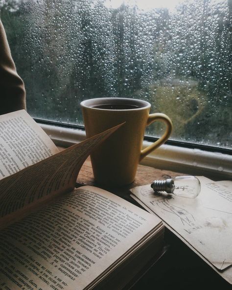 Rainy Cafe, Rainy Day Photography, Rain And Coffee, Cup Aesthetic, Book And Coffee, Rainy Mood, Cozy Rainy Day, Rainy Day Aesthetic, I Love Rain