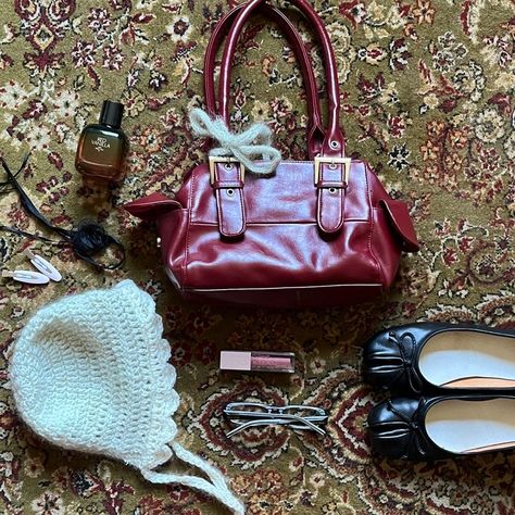 Hand Bag Outfit, Red Handbag Outfit, Snow White Aesthetic, Babette Ate Oatmeal, Inside My Bag, Purse Essentials, Handbag Essentials, What In My Bag, Jane Birkin