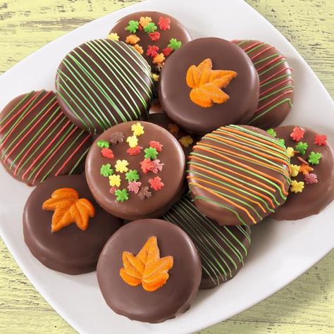 Thanksgiving Chocolates, Celebration Chocolate, Coconut Hot Chocolate, Oreo Balls, Vanilla Recipes, Thanksgiving Cookies, Chocolate Covered Treats, Covered Oreos, Thanksgiving Treats